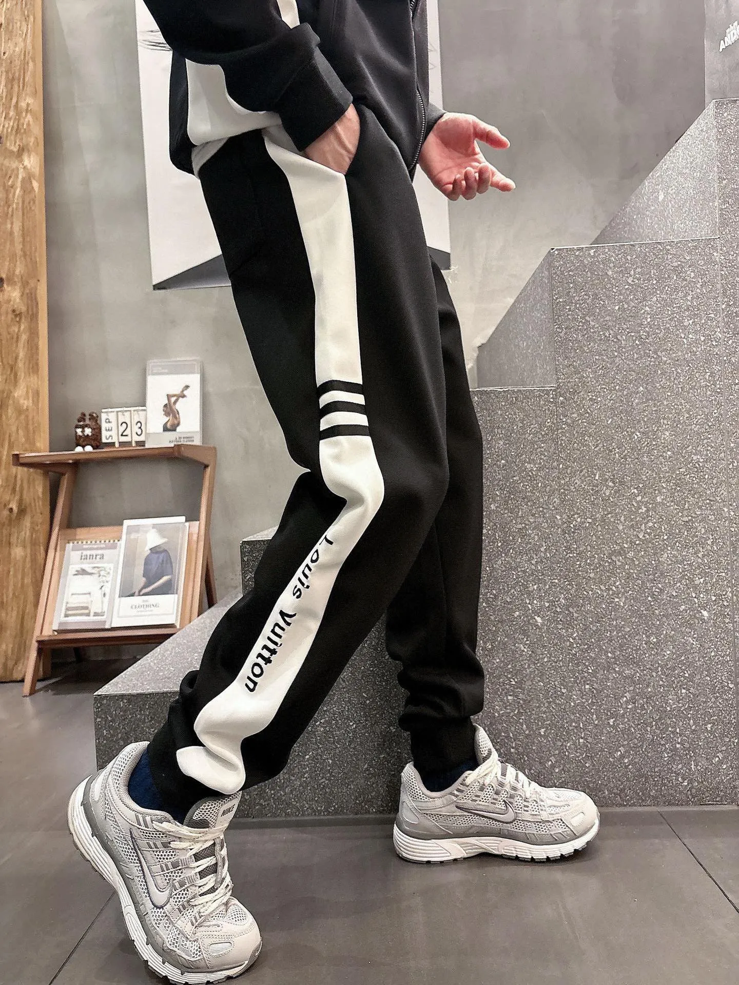 [LV Louis Vuitton] Hot-selling suit is coming. Focus on the original version of the official website. 2025 new hot-selling cardigan and sweatshirt suit. The original order is the best 🇭🇰. It is the meticulous work of top designers. It has a fitting and perfect upper body effect. All-natural high-quality Tencel Roman cotton 100%, close-fitting comfort, noble and elegant! Original hardware embodies elegance and nobility! Counter size: M-3XL (maximum wear up to 190 pounds)